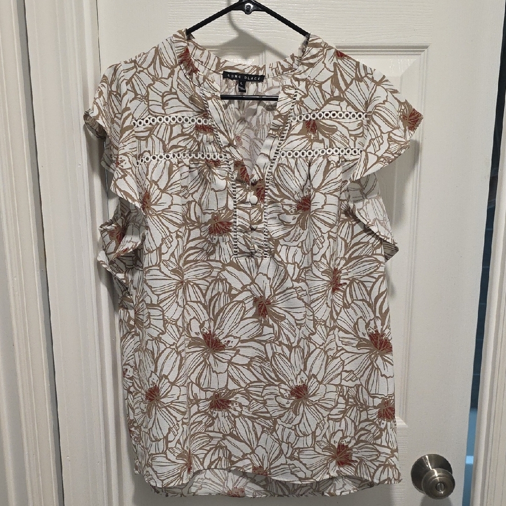 Como Black, Floral Flutter Sleeve Top - Picture 3 of 15